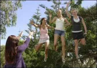 Dans la saison 2, pourquoi Charlotte possde les trois pouvoirs  elle toute seule (bouillir, glacer et transformer l'eau) alors que Clo, Emma et Rikki ne possdent qu'un seul pourvoir ?