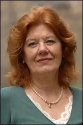 A quelle romancire anglaise doit-on, entre autres, la srie  Charlotte et Thomas Pitt 