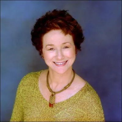 Elle est amricaine, mais la majorit de ses romans se droulent en Grande-Bretagne. Qui est-elle ?