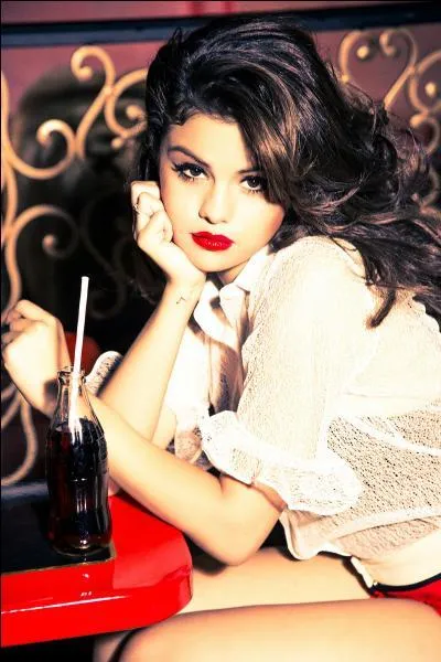 Comment s'appelle la petite soeur de Selena ?