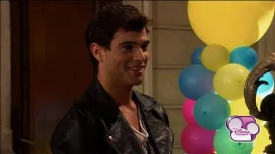 Dans la saison 2, avec qui devra-t-il se battre pour gagner l'amour de Violetta ?