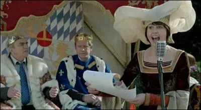 Qui est le personnage du milieu ?