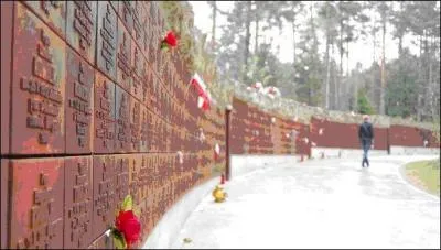 Un crime de guerre commis par un des allis (sovitiques) a t faussement attribu aux forces allemandes, Le coupable refuse que l'on en parle pendant le procs !