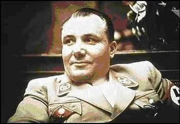 Il fut jug durant ce procs, mais il tait absent ! Au moment du procs, on ne sait pas s'il a t tu ou s'il a russi  s'enfuir ! Plus tard, la thse officielle prcisera qu'il a t tu pendant sa fuite. Qui est-il ?