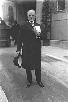 Celui l ne fut pas jug, il a t considr comme trop gravement malade, trop snile, pour suivre les dbats ! Qui est-il ?