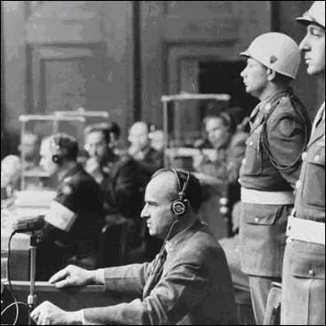 Il fut l'avocat d'Hitler, puis fut gouverneur gnral de Pologne et,  ce titre fut surnomm  le bourreau de la Pologne . Mais il fut un des rares  se dclarer coupable. Un de ses fils a toujours condamn l'action de son pre ! A vous de trouver ce triste sire !