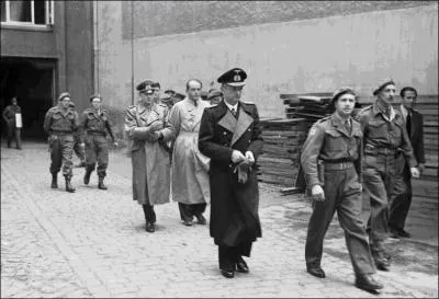 Ancien commandant d'un sous-marin pendant la 1re Guerre mondiale, il fut le chef des sous-marins allemands puis chef de la Kriegsmarine et enfin dirigeant du IIIe Reich ! A vous de trouver ce marin  d'eau douce  !
