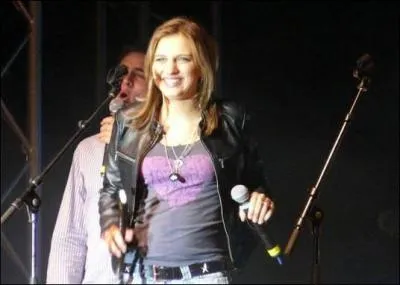 Sur quelle chanson, pendant les primes, porte-t-elle le même tee-shirt ?