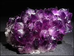 Quel est le nom de la pierre pr�cieuse mauve qui est aussi la pierre de naissance de f�vrier ?