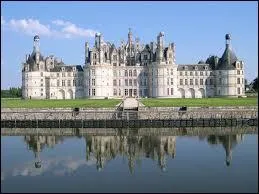 La construction du chteau de Chambord fut supervise par le roi de France :