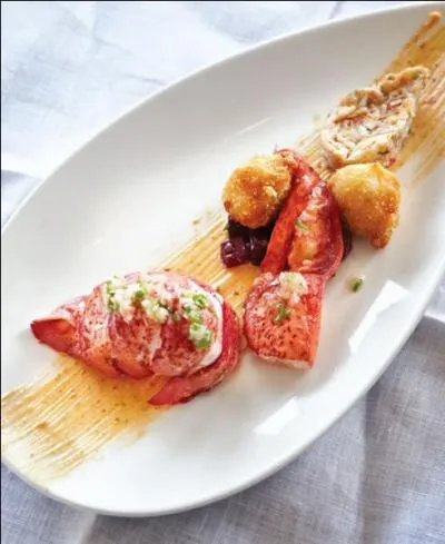 Ce chef qui a prpar ce homard dconstruit a 35 ans de carrire, il est Lyonnais, il s'appelle Jean-Pierre Challet. Il a ouvert un restau-bistro o il laisse mme le plongeur passer la meringue au chalumeau. Il ne carbure pas  la colre comme la plupart des chefs. Mais dans quelle ville riche canadienne travaille-t-il ?