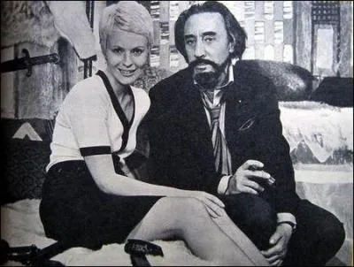  Chien blanc , rcit en partie autobiographique, raconte l'histoire de Barka, berger allemand adopt par l'auteur et sa femme, Jean Seberg. Qui est cet auteur ?