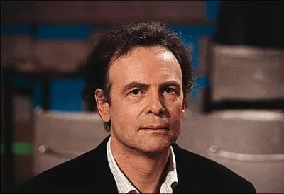 Prix Goncourt en 1978 pour son livre  Rue des boutiques obscures , on lui doit   Chien de printemps  paru en 1993. Qui est-ce ?