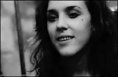 Parmi les paroles suivantes, lesquelles sont extraites de la chanson  Le long de la route  ?