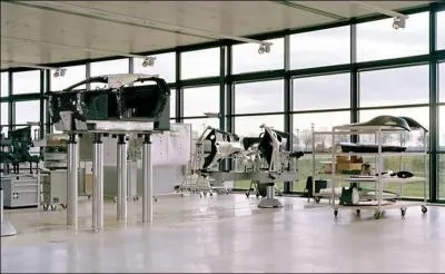 Combien de spcialistes y assemblent les voitures ?