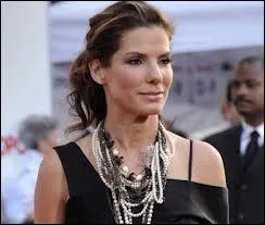 Qu'est-ce qu'Andrew se trouve oblig de faire pour qu'elle ne soit pas expulse ?