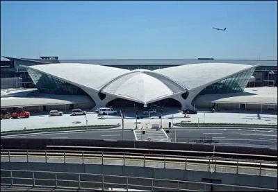 Vous atterrissez  l'aroport international John F. Kennedy. Dans quel arrondissement de NYC se situe cet aroport ?