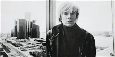Qu'intègre Andy Warhol dans ses tableaux ?