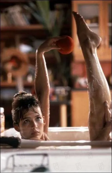 Très jolie devant le miroir, dans :