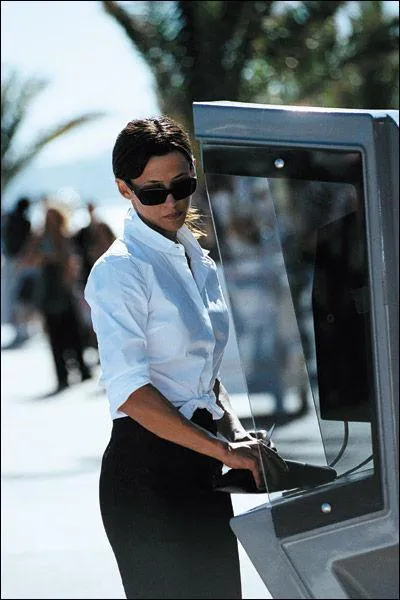 Lunettes noires et téléphone, c'est dans le film :