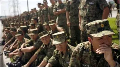 Le Japon compte 130 millions d'habitants. Combien son arme compte t-elle de militaires ?