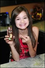 Dans la saison 3, elle montre Le Grand Btisier des Big Time Rush avec :