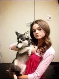 Ciara porte dans ses bras le chien de...