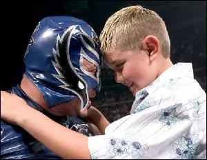 Dans le match de l'chelle Rey Mysterio vs Eddie Guerrero pour la garde de Domminik, qui est intervenu en la faveur de Rey mysterio est qui lui a permit de gagner le match est de concerver la garde de son fils ?