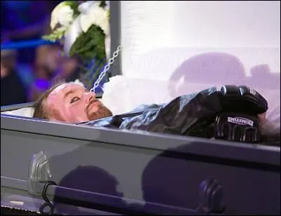 Avec quel Divas est actuellement The Undertaker ?