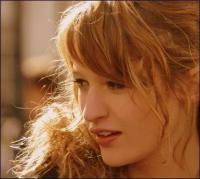 Derrire quoi Lola inscrit-elle un cur dans son journal intime ?