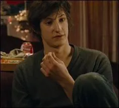 Que demande Lola  Julien ?