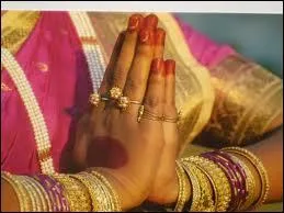 L'Inde est le berceau de plusieurs religions majeures, notamment l'hindouisme. Parmi les propositions suivantes, quelle religion n'est pas ne sur cette terre, mais y a t implante ?