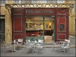 Combien de personnages travaillent dans le bar du Mistral ?