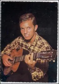 Qui est ce chanteur célèbre pour sa chanson « Biche ma biche » ?