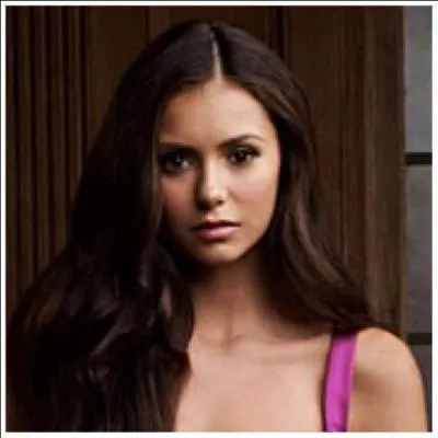 De quelle couleur tait le foulard de Elena  son premier bal ;