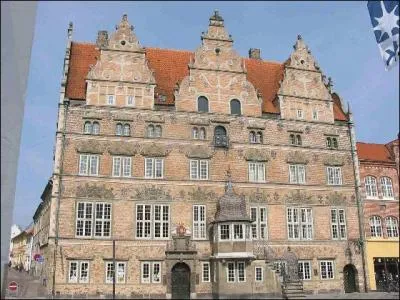 Dans quel pays est situe la ville de Aalborg ?