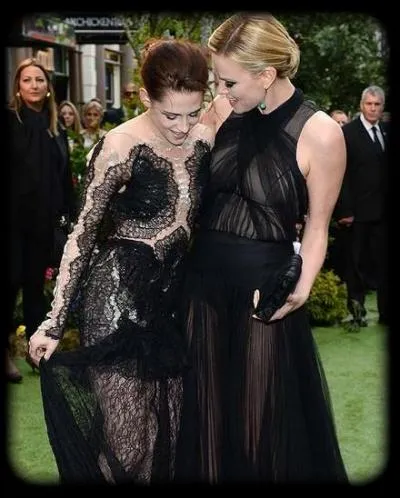 Dans quel film ou srie n'a pas tourn l'actrice,  gauche sur la photo ?