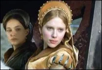 Quelle est l'actrice qui interprte la soeur de Scarlett Johansson dans le film  Deux Soeurs pour un Roi  ?