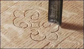 Quel ciseau que le sculpteur peut utiliser, sert  faire des moulures et tire son nom du latin :  gubia  ?