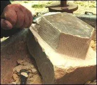 Quel verbe employ par les sculpteurs signifie :   Retirer la roche par pans, tout en gardant une certaine matire  ?