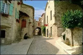 Je promne  Vznobres (Gard), une commune de la rgion ...