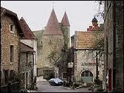 Nous nous promenons dans les rues de la commune de Chteauneuf (dpartement 21), classe parmi les Plus Beaux Villages de France. Nous sommes en rgion ...