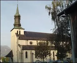 Voici l'glise de la commune de Scionzier (rgion Rhne-Alpes). Elle se situe dans le dpartement ...