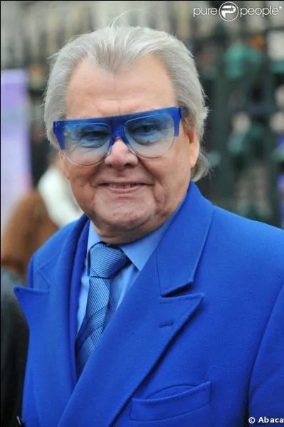 Quel est ce personnage trs connu, qui tient un cabaret parisien et qui est toujours vtu de bleu, avec lunettes assorties ?