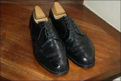 J'entre chez ___________, une blondasse au tlphone me dit  J'peux vous aider ?  .