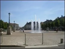 Quel est le nom de la principale place de la ville ?