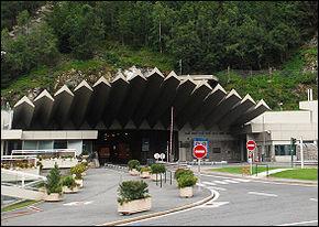En quelle anne l'inauguration du tunnel du Mont-Blanc a-t-elle eu lieu ?