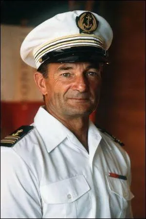 Quel est le nom de ce navigateur solide comme un roc, crateur des Pen Duick, nom qu'il avait repris du bateau de son pre, et dcd en 1998 d'une chute en mer d'Irlande ?