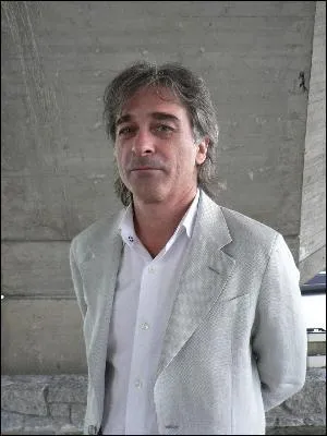 Quel est ce marin n en 1955  Casablanca, excellent dessinateur, qui gagne en 1990 Le Vende Globe et la route du Rhum ?