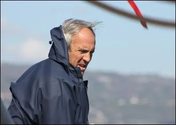 Quel est le nom de ce navigateur, dtenteur du record de l'Atlantique Nord en quipage en 9 jours, 10 heures et 6 minutes 4, 5 et, en 1982, vainqueur de la Route du Rhum ?